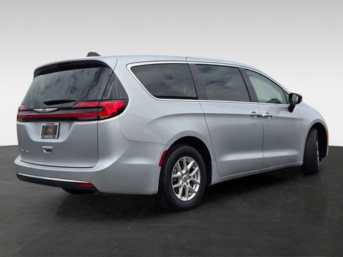 Used 2024 Chrysler Pacifica Touring-L FWD image 4