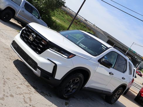 New 2025 Honda Pilot TrailSport image 3