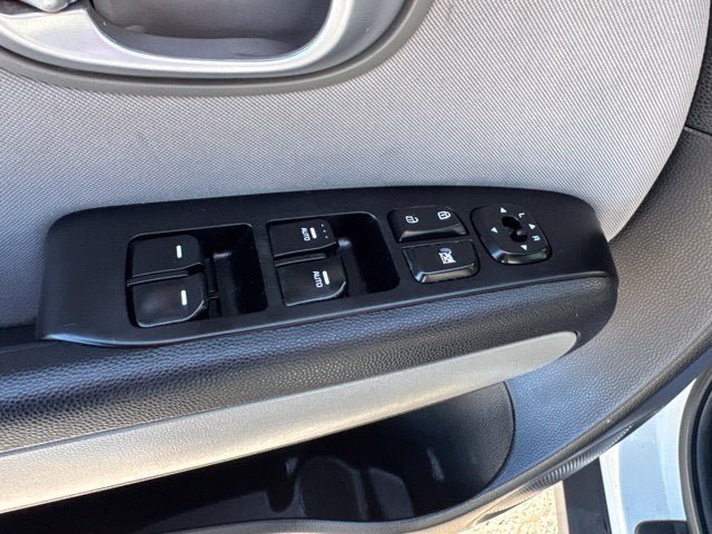 Used 2016 Kia Soul + FWD image 9