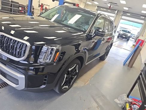 Used 2024 Kia Telluride EX w/ EX Captain's Chair Package FWD image 4