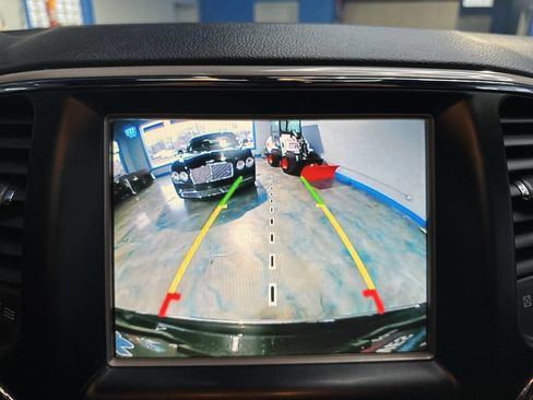 Used 2015 Jeep Grand Cherokee Limited w/ Luxury Group II image 33