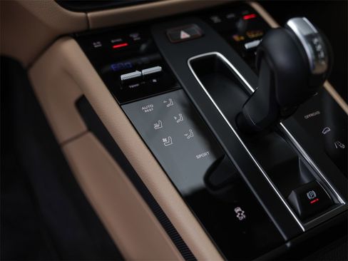 Certified 2025 Porsche Macan image 25