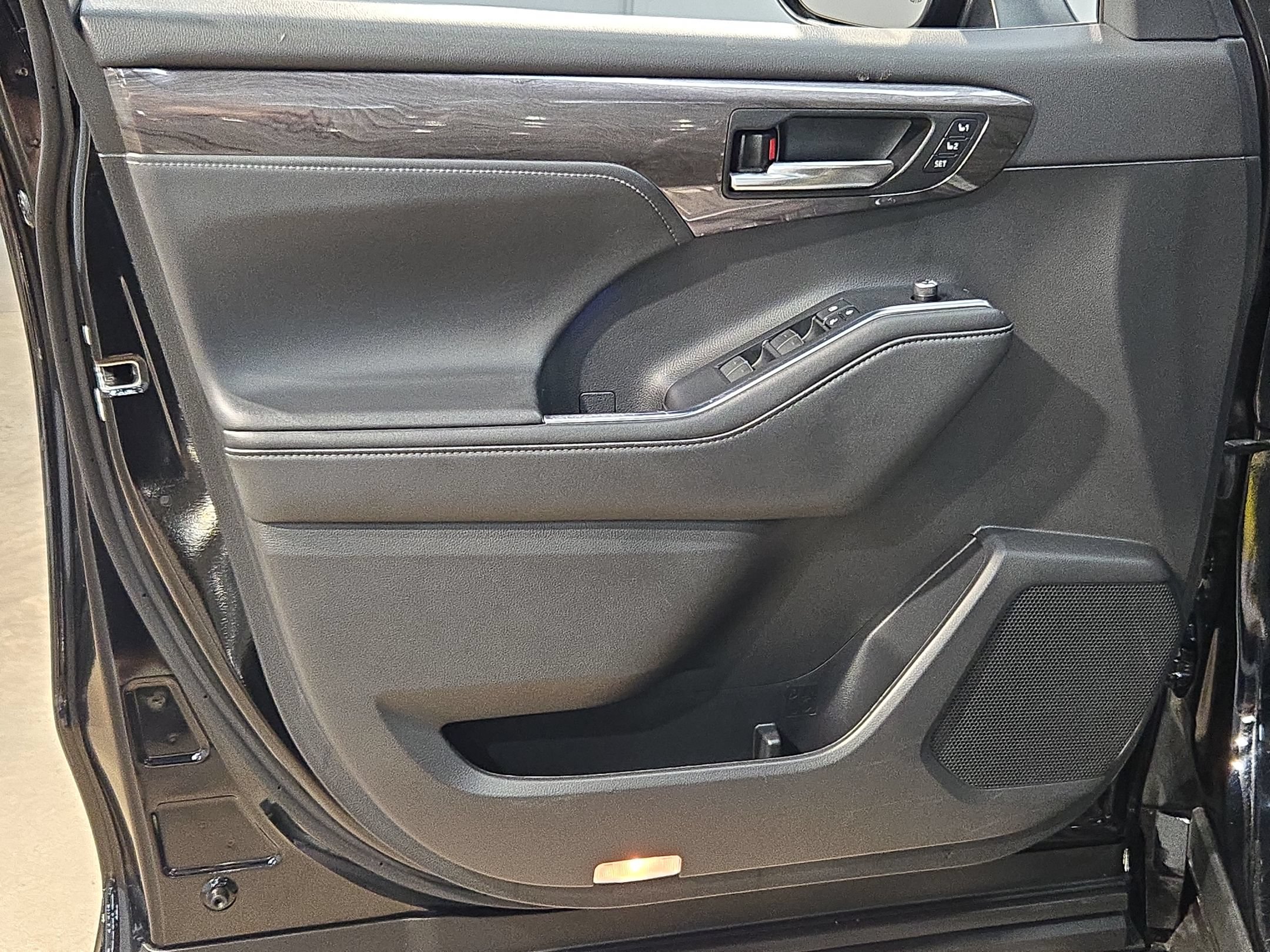 Used 2022 Toyota Highlander Limited FWD image 20