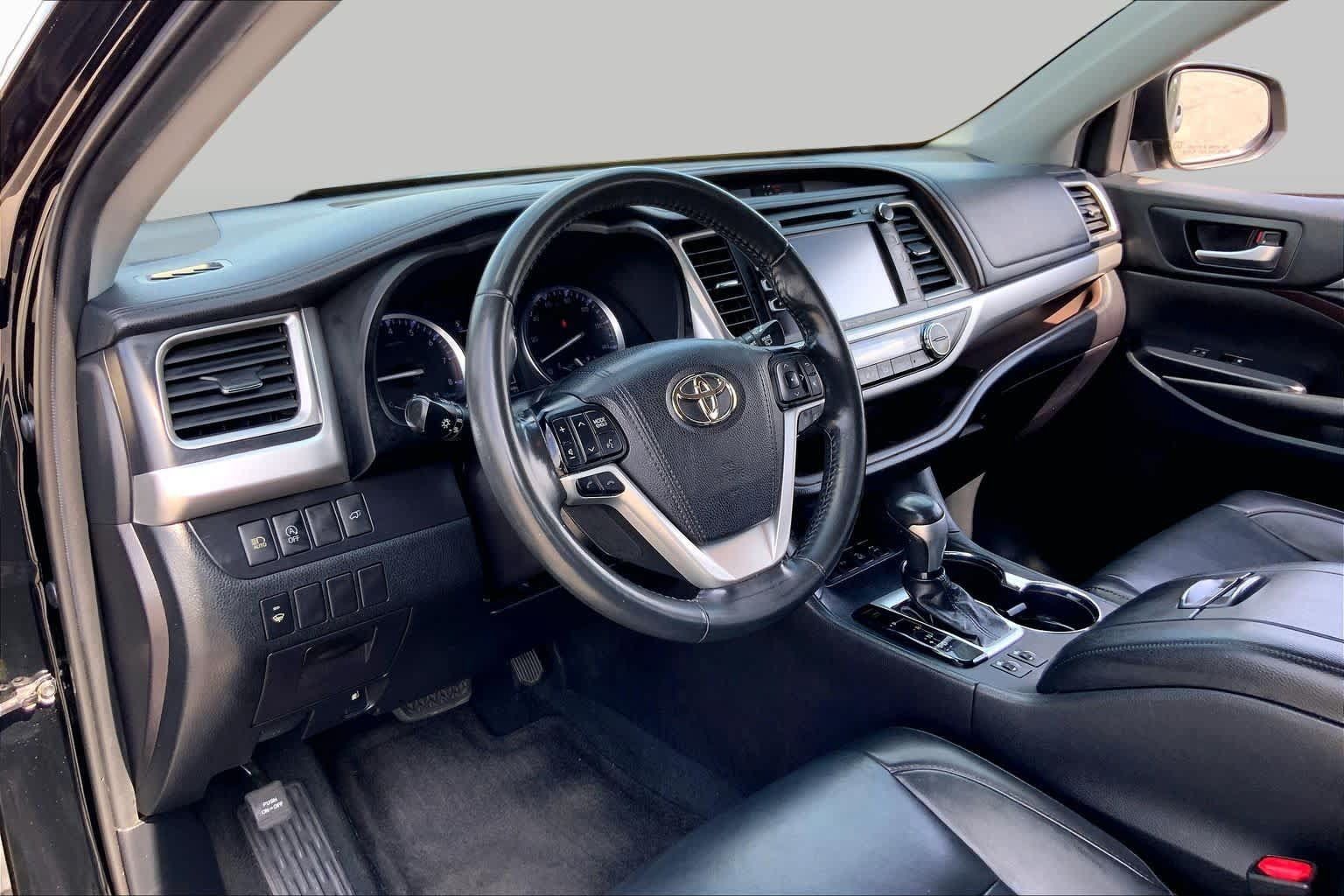 Used 2019 Toyota Highlander XLE AWD/4WD image 17