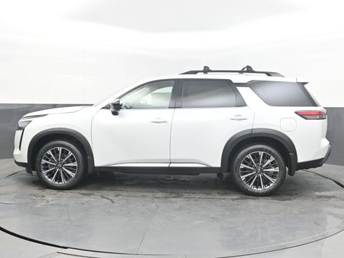 New 2026 Nissan Pathfinder Platinum FWD image 5