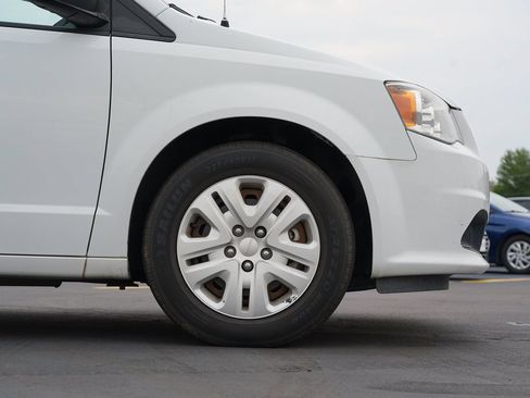 Used 2018 Dodge Grand Caravan SE w/ UConnect Hands-Free Group FWD image 11