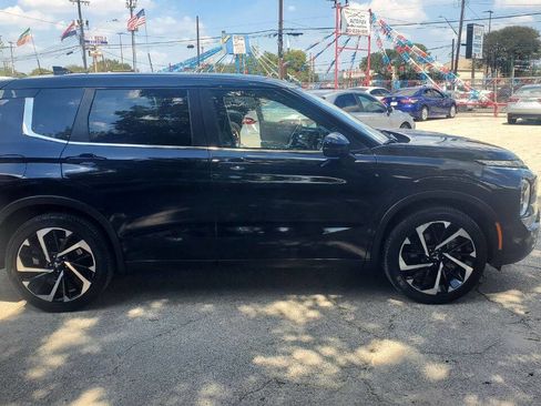 Used 2022 Mitsubishi Outlander ES image 2