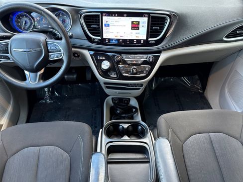Used 2021 Chrysler Pacifica Touring image 12