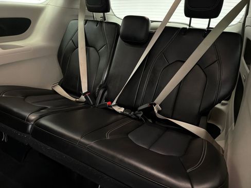 Used 2024 Chrysler Pacifica Touring-L FWD image 16