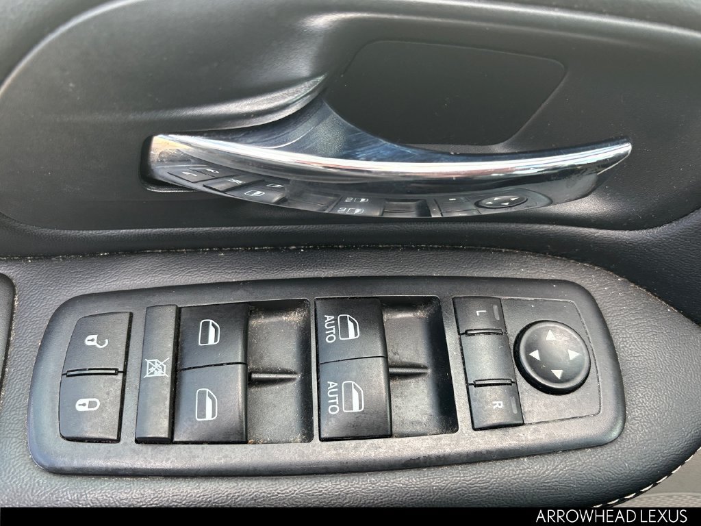 Used 2016 Chrysler Town & Country Touring FWD image 7