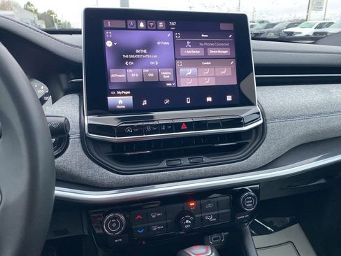 Used 2024 Jeep Compass Latitude image 21