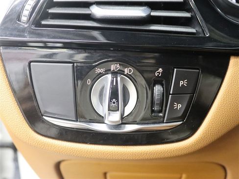 Used 2019 BMW M550i xDrive image 27