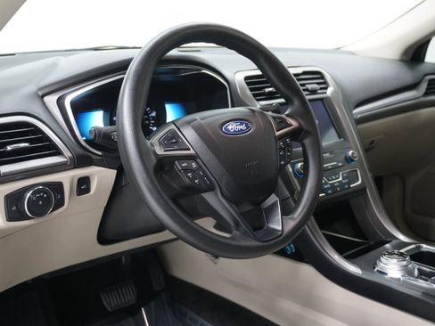 Used 2020 Ford Fusion SE image 9