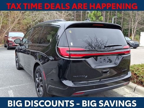 Used 2025 Chrysler Pacifica Limited image 5