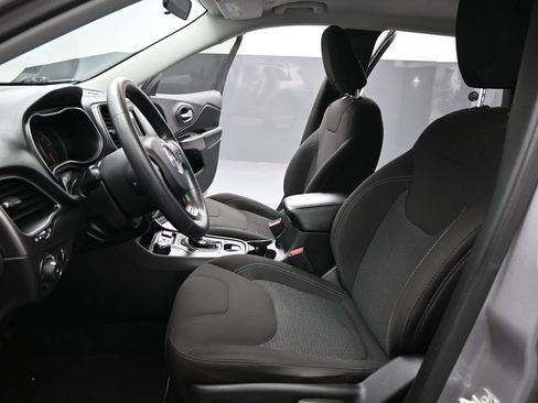 Used 2019 Jeep Cherokee Latitude w/ Popular Appearance Group AWD/4WD image 10