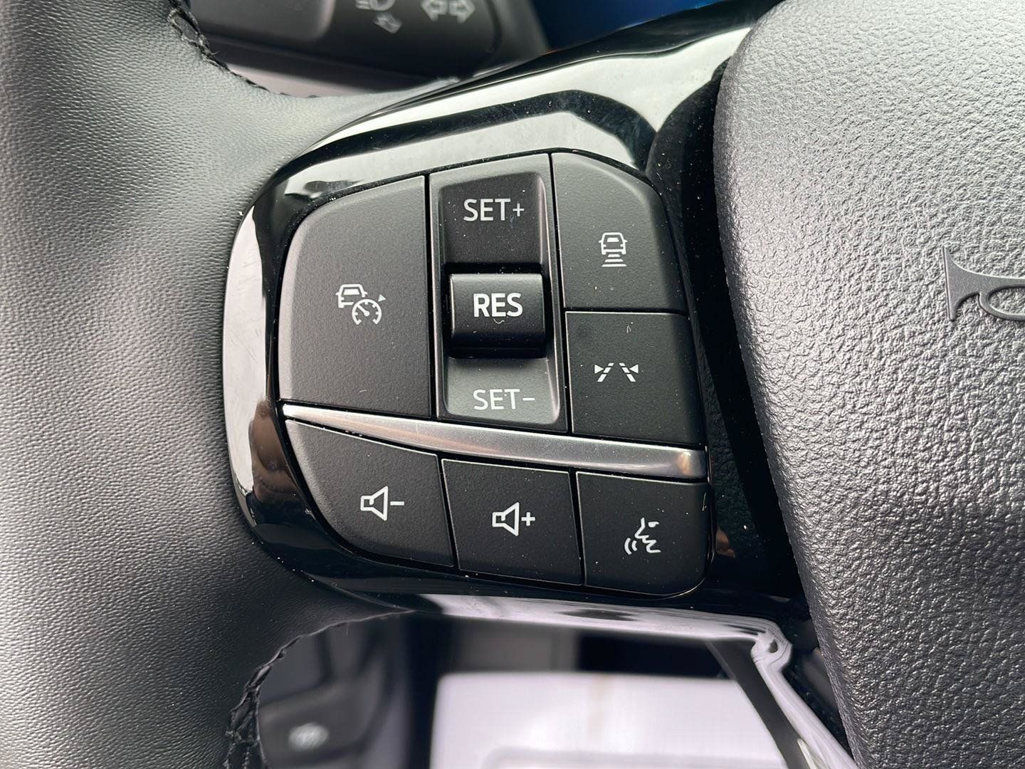 Used 2025 Ford Escape SE w/ PHEV Premium Package FWD image 16