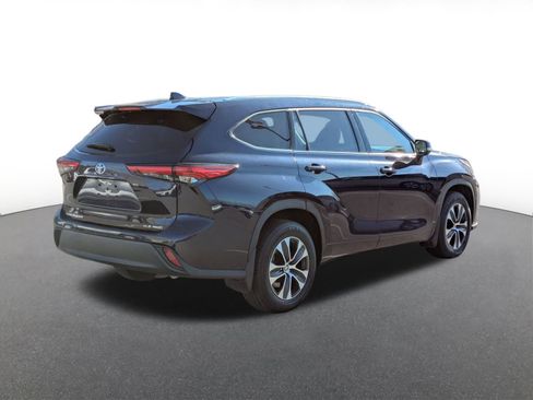 Used 2022 Toyota Highlander XLE image 3