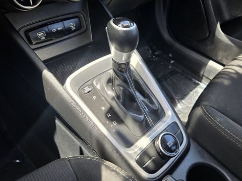 Used 2023 Hyundai Venue SEL FWD image 18
