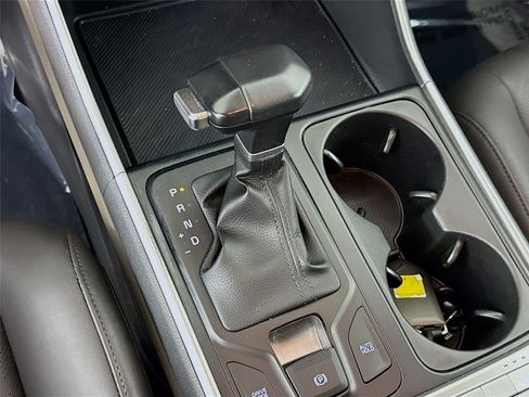 Used 2025 Kia Carnival FWD image 18