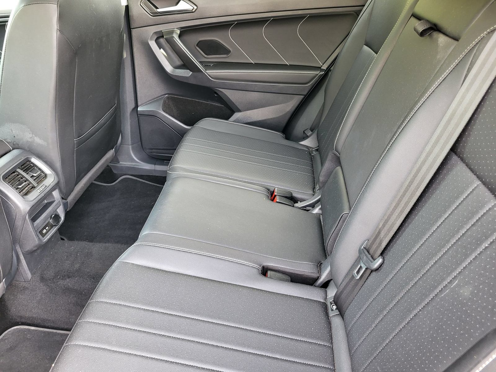 Used 2023 Volkswagen Tiguan SE w/ Panoramic Sunroof Package AWD/4WD image 28