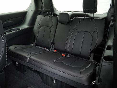 New 2026 Chrysler Pacifica Select image 18