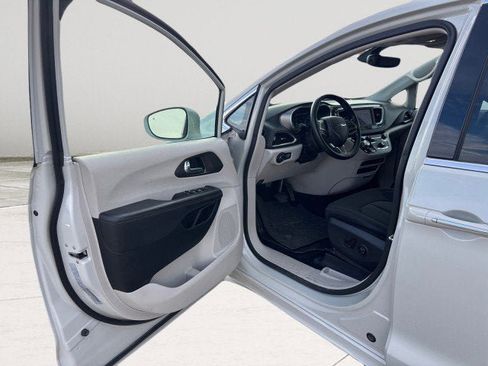 Used 2020 Chrysler Pacifica Touring image 17