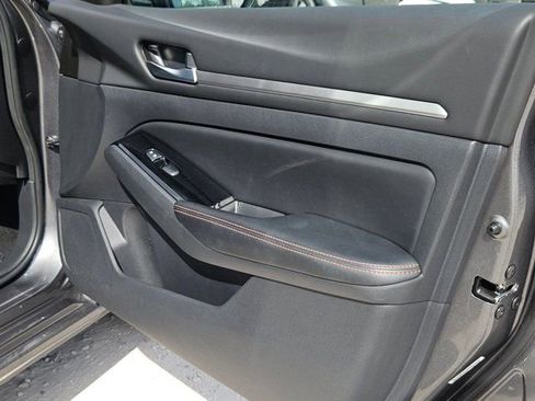 Used 2025 Nissan Altima 2.5 SR image 33