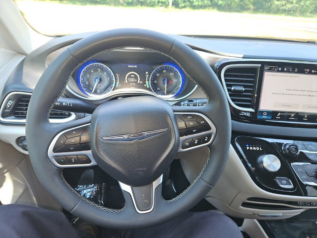 Used 2024 Chrysler Pacifica Touring-L FWD image 16