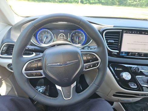 Used 2024 Chrysler Pacifica Touring-L FWD image 16