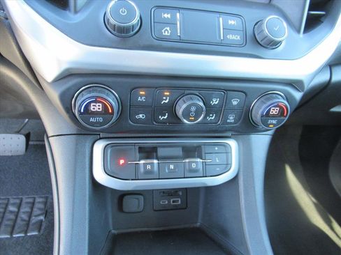 Used 2023 GMC Acadia SLT image 23