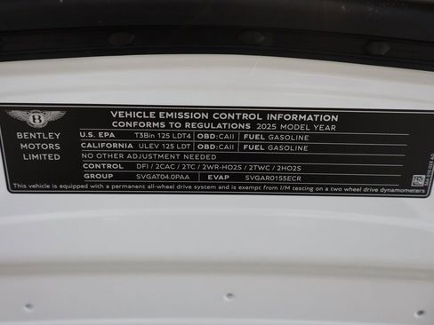 Used 2025 Bentley Bentayga image 38