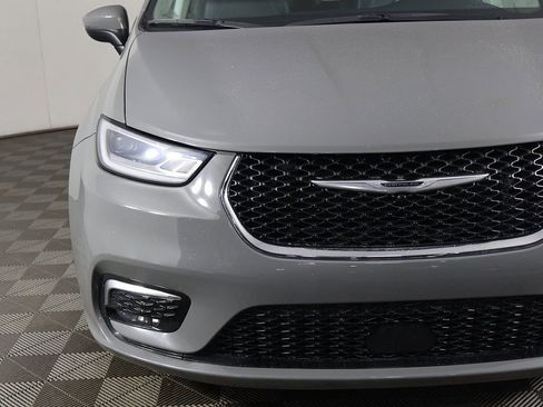 Used 2023 Chrysler Pacifica Touring-L image 14