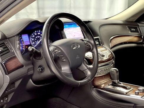 Used 2017 INFINITI Q70 L 3.7 w/ Deluxe Touring Package image 16