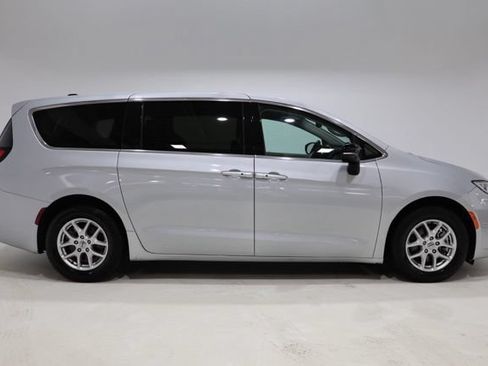 Used 2024 Chrysler Pacifica Touring-L FWD image 9