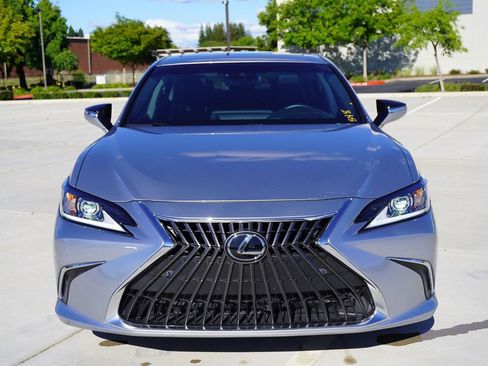 Used 2025 Lexus ES 300h w/ Premium Package image 5