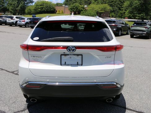 Used 2023 Toyota Venza XLE AWD/4WD image 4