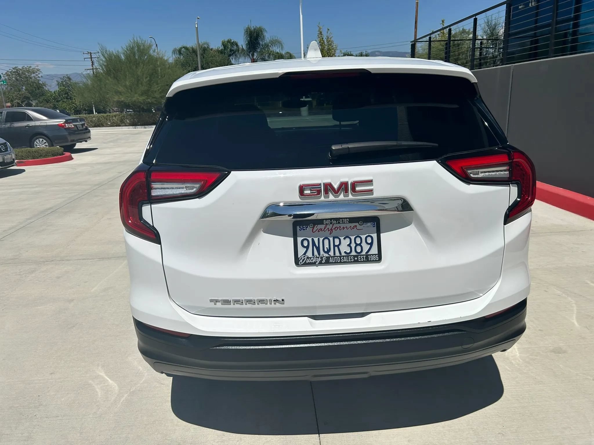 Used 2024 GMC Terrain SLE FWD image 2