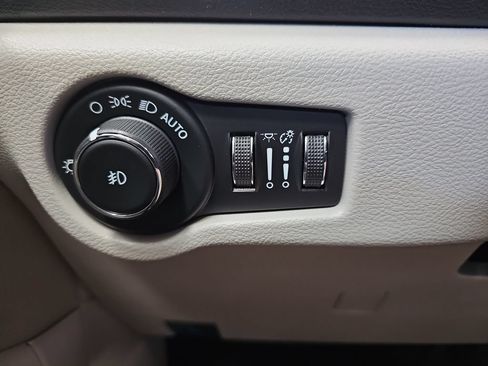 Used 2024 Chrysler Pacifica Touring-L FWD image 26