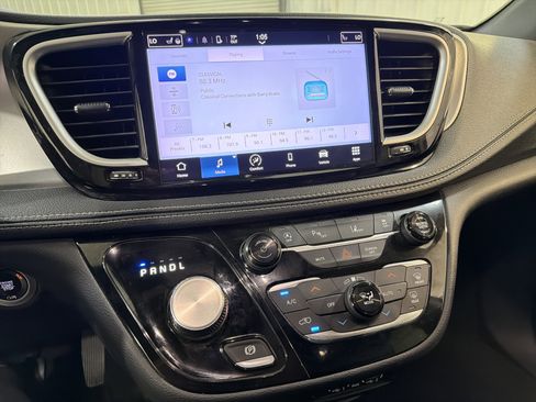 Used 2023 Chrysler Pacifica Touring-L w/ S Appearance Package image 18