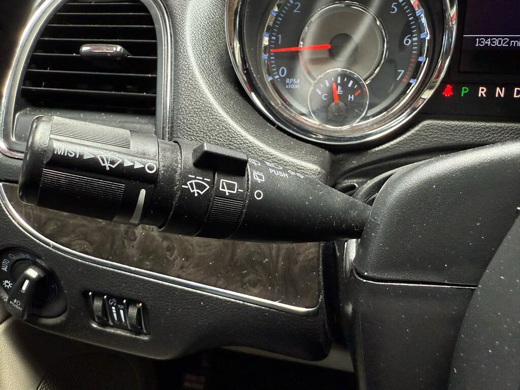 Used 2014 Chrysler Town & Country Touring FWD image 16