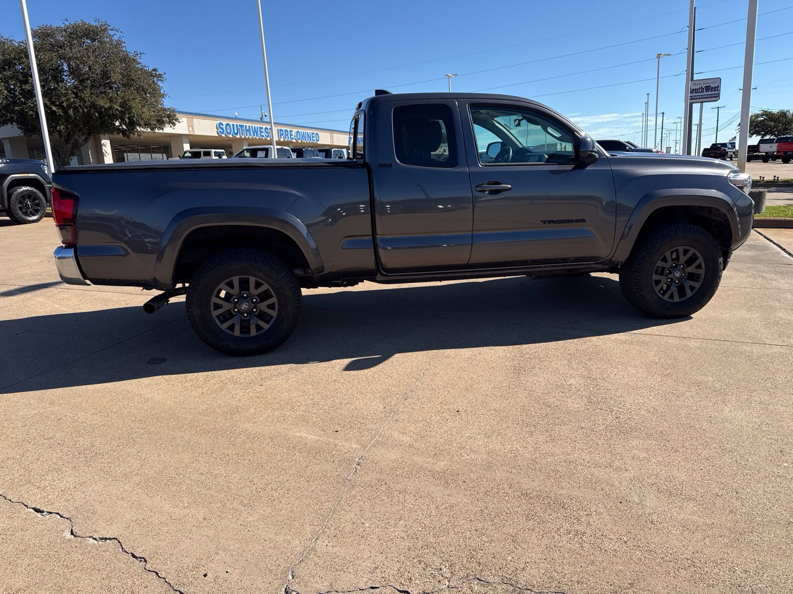 Used 2023 Toyota Tacoma SR5 w/ SR5 Appearance Package AWD/4WD image 8