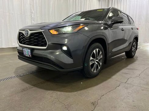 Certified 2024 Toyota Highlander XLE AWD/4WD image 28