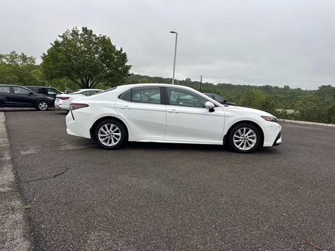 Used 2023 Toyota Camry SE FWD image 3
