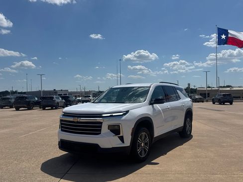 Used 2025 Chevrolet Traverse LT FWD image 8