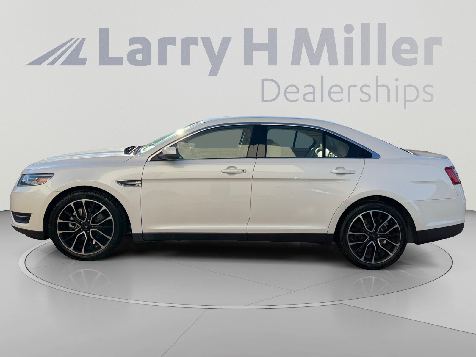 Used 2018 Ford Taurus SEL w/ Equipment Group 201A FWD image 2