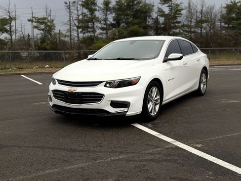 Used 2018 Chevrolet Malibu LT FWD image 1
