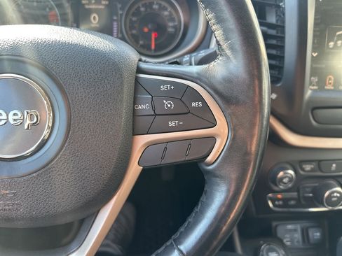 Used 2017 Jeep Cherokee Latitude w/ Cold Weather Group image 17