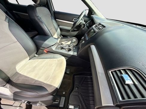 Used 2017 Ford Explorer XLT w/ Equipment Group 202A image 14