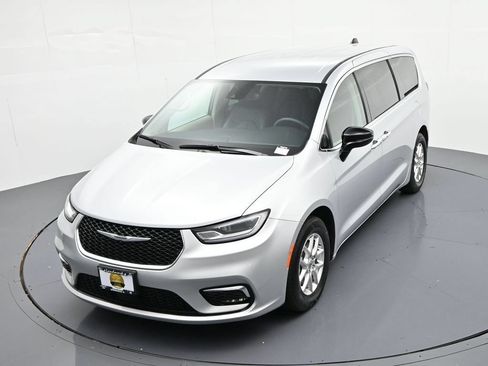 Used 2024 Chrysler Pacifica Touring-L FWD image 18