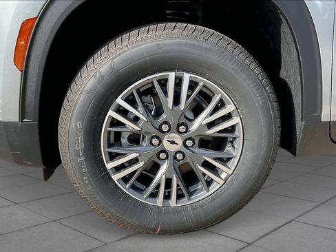 Used 2025 Chevrolet Traverse LT image 12